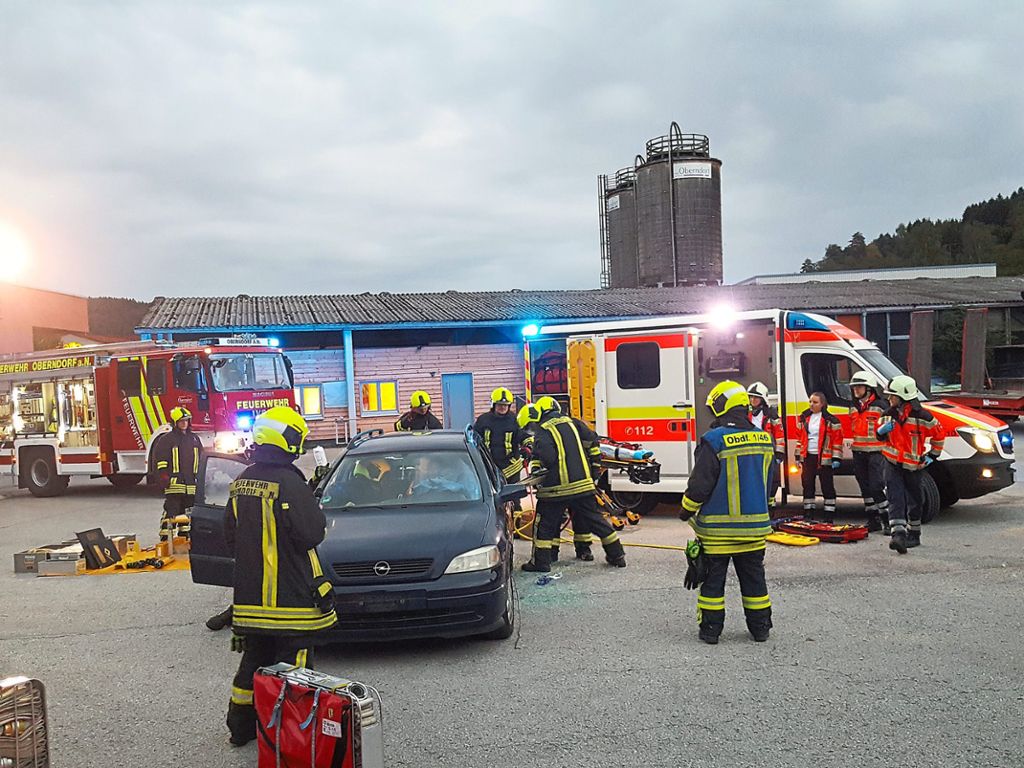 Rund ums Oberndorfer Feuerwehrhaus übten Rettungsdienst und Wehrleute die technische Unfallrettung nach einem Verkehrsunfall.  Fotos: Feuerwehr