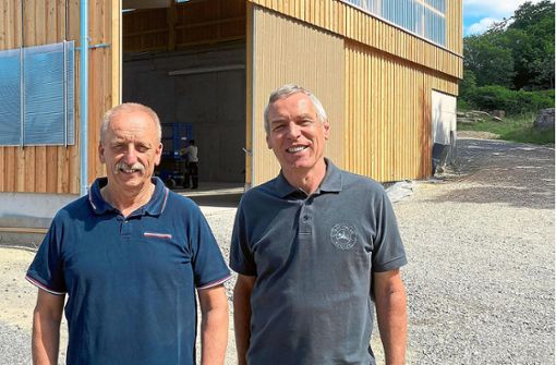 Jürgen Marquardt (links) und Hans Büchner bildeten beim Neubau einer Trainingshalle des MSC Falke Sulz das Bauleiter-Team vor Ort. Foto: Priestersbach