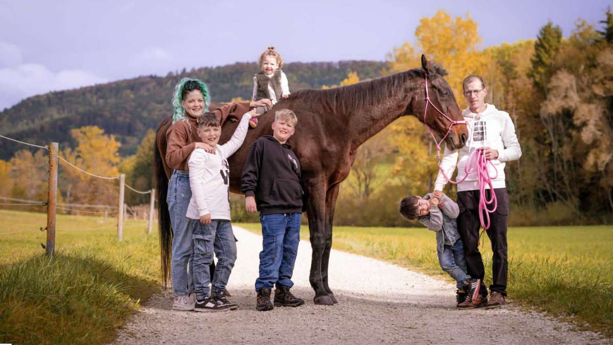 Glücklich vereint beim Fotoshooting: Megan Grochowski und ihr Pferd Alhambra. Nur wenige Monate zuvor wäre die Stute in Leipzig fast beim Schlachter gelandet.