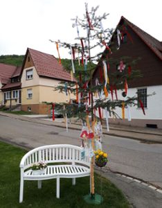 Vor ihrem Haus in der Flandernstraße haben Jürgen und Marianne Roth den ersten Albstädter Maskenbaum aufgestellt.Foto: Roth Foto: Schwarzwälder Bote