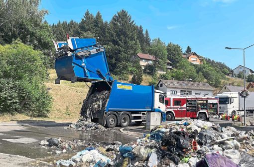 Dieser Müll ist von der Feuerwehr Vöhrenbach während des Einsatzes vergangene Woche unter Atemschutz gelöscht worden. Dabei hat es im Laderaum des Müllwagens immer wieder kleinere Explosionen gegeben. Foto: Heimpel