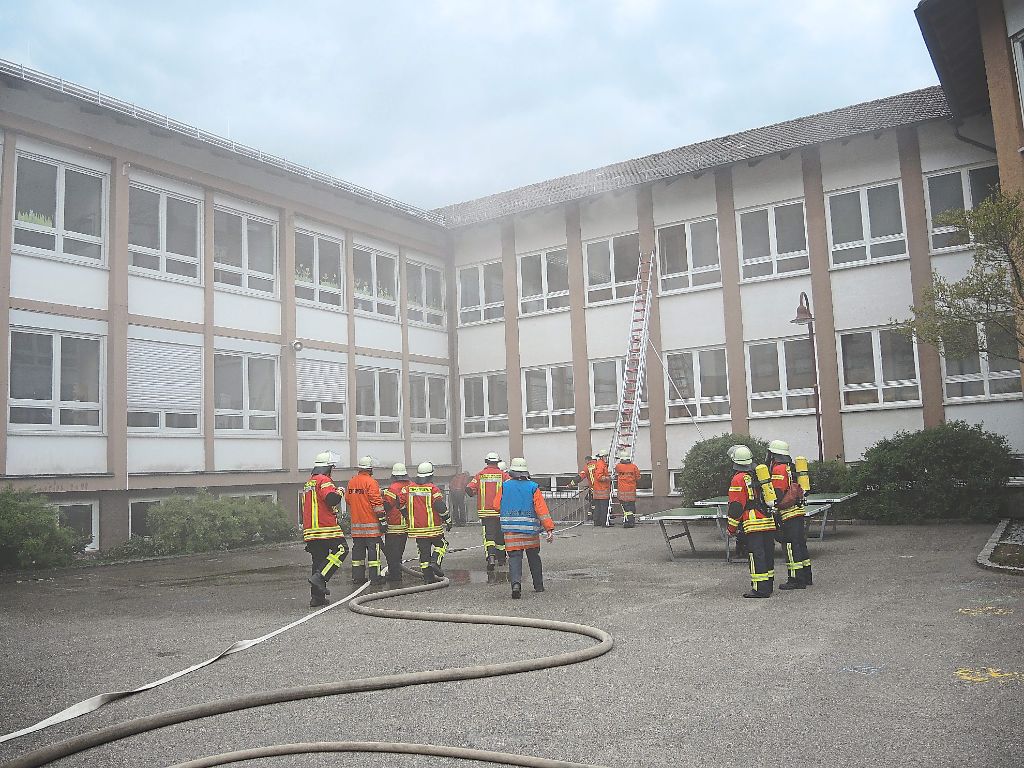 Rauch liegt über der Graf-Heinrich-Schule: Übungsannahme war eine Verpuffung während eines Experiments im Chemie- und Physikraum.