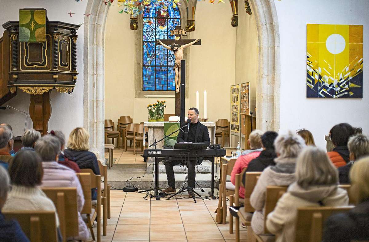 Nachdenkliche und Mut machende Lieder hat Andi Weiss in der Rosenfelder Stadtkirche vorgetragen. Foto: Huonker