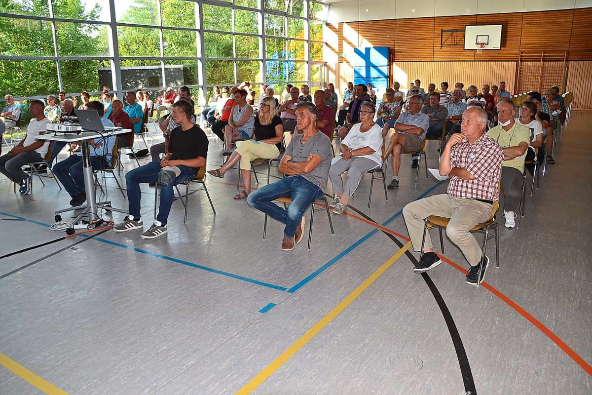 Zahlreiche Bürger besuchten die Versammlung in der Waldschulhalle Neuweiler. Foto: Kunert Foto: Schwarzwälder Bote