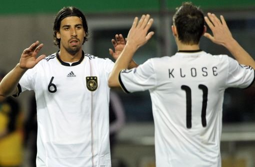 Während Sami Khedira (links) auf schnelle Genesung hofft, fällt Miroslav Klose für die EM-Qualifikationsspiele aus. Foto: dpa