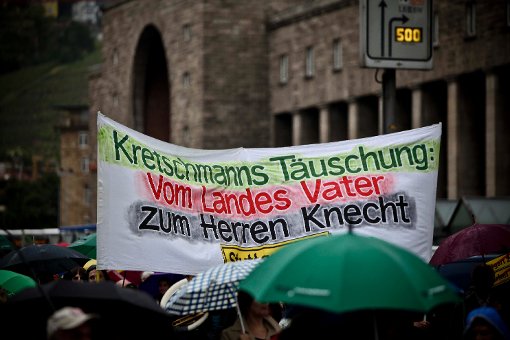 Erneut wurde in der Stuttgarter Innenstadt gegen das Großprojekt Stuttgart 21 protestiert. Zur 175. Montagsdemo kamen zirka 2000 Menschen in die City - wir haben die Fotos. Foto: PPFotodesign