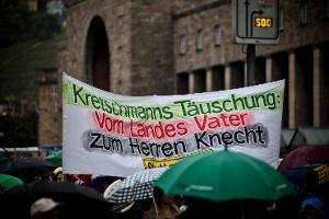 Erneut wurde in der Stuttgarter Innenstadt gegen das Großprojekt Stuttgart 21 protestiert. Zur 175. Montagsdemo kamen zirka 2000 Menschen in die City - wir haben die Fotos. Foto: PPFotodesign
