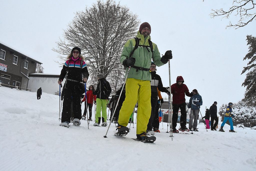 Gut ausgeruht geht es am Samstagmorgen auf große Tour:  mit Schneeschuhen durch die unberührte Winterlandschaft. Foto: Spitz
