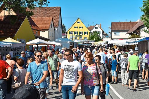 Zahlreiche Menschen strömten am Donnerstag wieder zu dem beliebten Krämermarkt nach Leidringen. Foto: Merk Foto: Schwarzwälder Bote