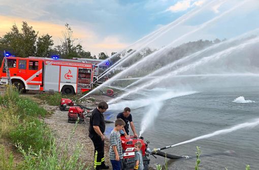 Wasser, Marsch: Die Friesenheimer Feuerwehr war mit sechs Löschfahrzeugen und fünf tragbaren Spritzen am Schutterner Baggersee im Einsatz, um dessen Wasser ordentlich umzuwälzen. Foto: Bohnert-Seidel
