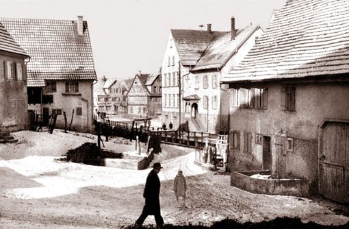 Das historisch wertvolle Bild zeigt den Blick auf den heutigen Marktplatz. Links ein aktuelles Bild von derselben Perspektive..Fotos: Wahl Foto: Schwarzwälder Bote