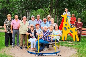 Mitglieder des Arbeitskreises und der Rentnergruppe auf dem Spielplatz. Fotos Klumpp Foto: Schwarzwälder-Bote
