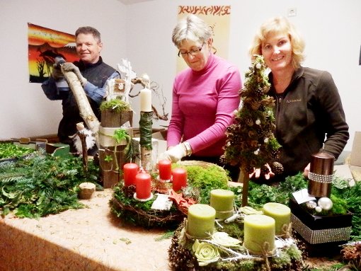 Jede Menge Weihnachtsartikel haben die Mitglieder des Missionskreises für den Adventsmarkt gebastelt.  Foto: Stehle Foto: Schwarzwälder-Bote