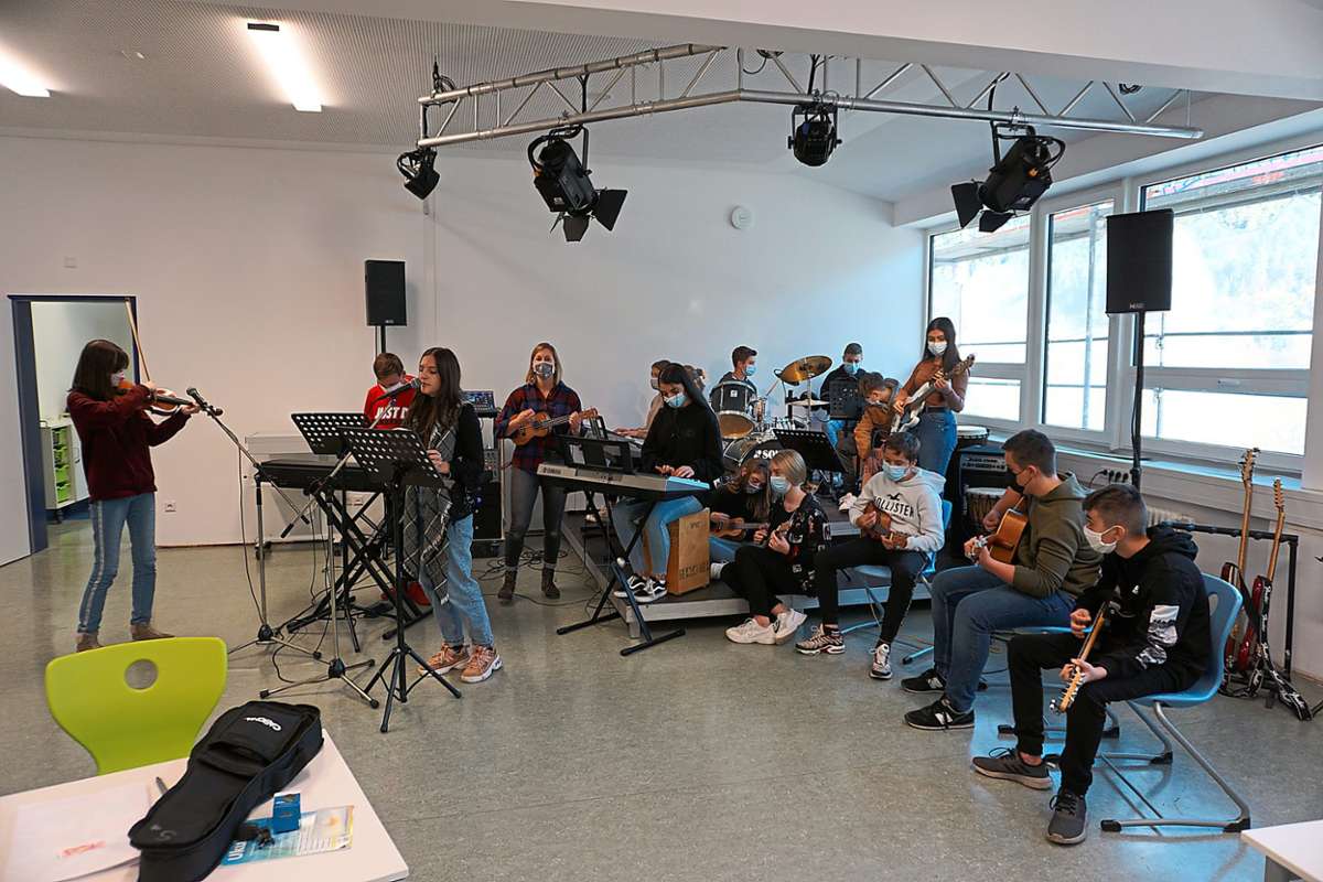 Im großen Musikraum der Reuchlin-Realschule ließ die Stadt eine Bandecke einrichten.Fotos: Schüler