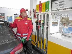 An der Zapfsäule hat Alexander Allerborn den Benzinpreis immer fest im Blick – besonders wenn er nur einen festen Betrag in den Tank füllen darf. Foto: Falke