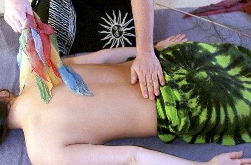Tantra-Massagen können auch eine sexuelle Handlung beinhalten. Deshalb muss eine Masseurin nun dafür Sexsteuer bezahlen. Foto: dpa-Zentralbild