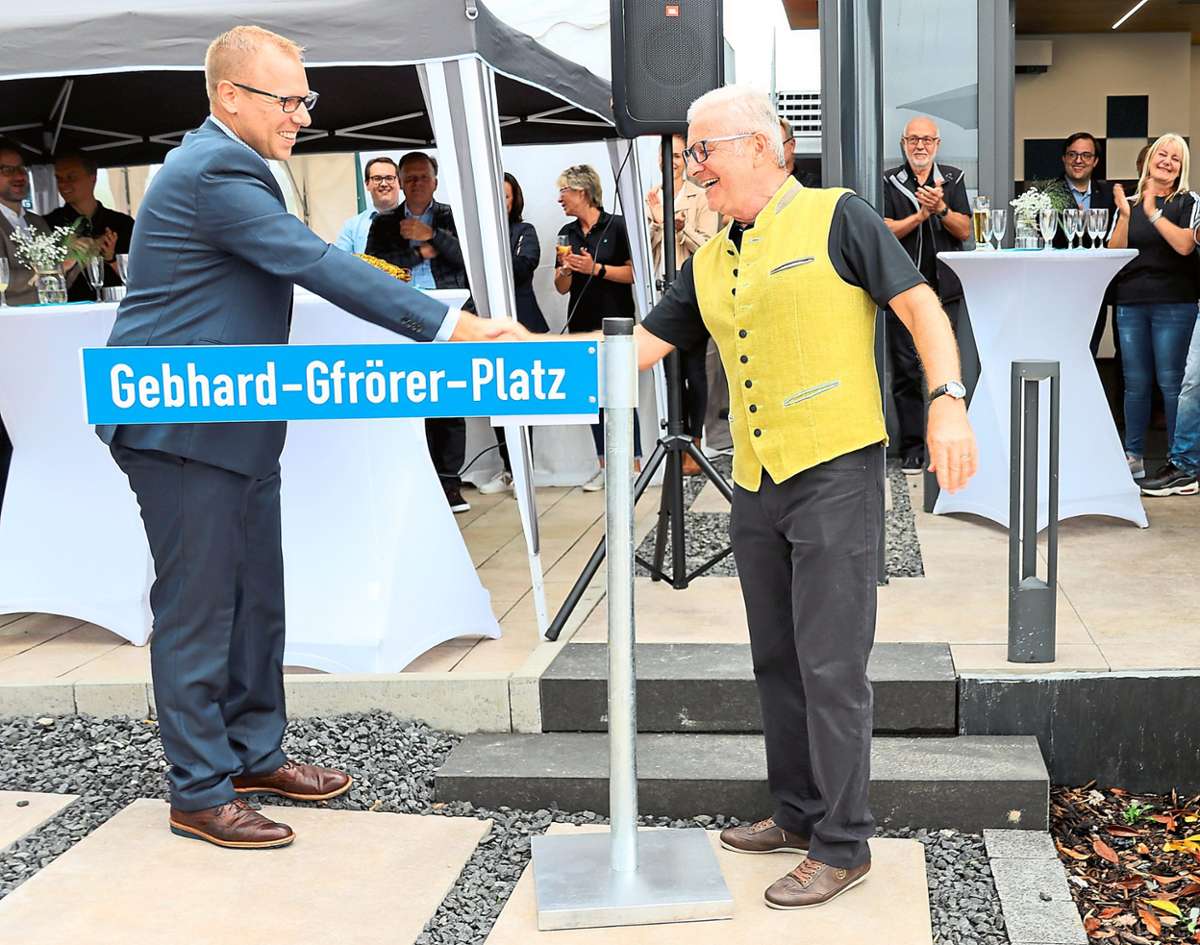 Ein besonderes Geschenk brachte Bürgermeister Ferdinand Truffner für Gebhard Gfrörer mit: ein zwar nicht offizielles, aber originelles Straßenschild.
