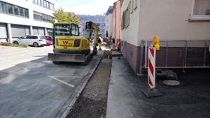 In der Balinger Südstadt wird gebaut: Unter anderem der Gehweg in der Hermann-Hesse-Straße ist aufgerissen. Foto: Merz