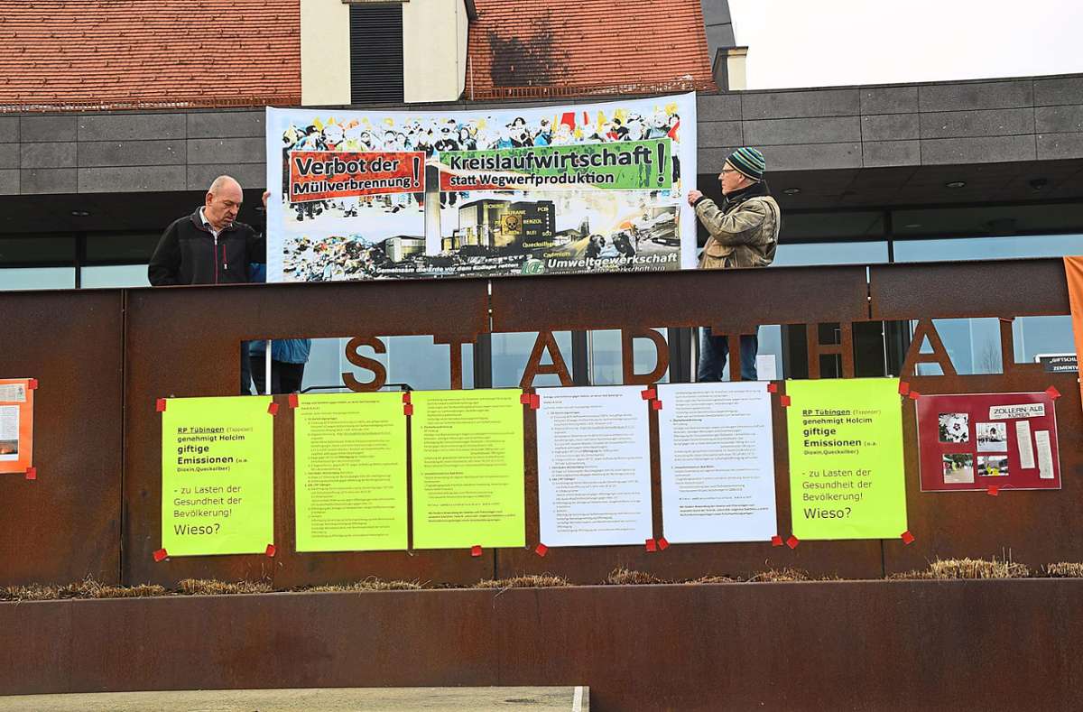 Mitglieder des Vereins Natur- und Umweltschutz Zollernalb protestieren vor der Stadthalle Sigmaringen gegen die Müllverbrennung bei Holcim. Foto: Visel