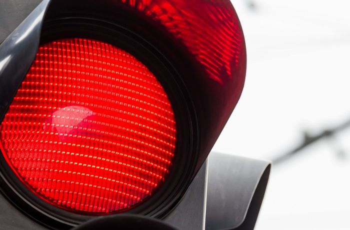 Fahrerin in Rottweil leicht verletzt: 12 000 Euro Schaden nach Auffahrunfall mit drei Fahrzeugen