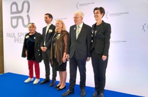 Anna Ohnweiler (Mitte) nimmt stellvertretend für ihre 2008 gegründete Gruppe Omas gegen Rechts beim offiziellen Festakt in Berlin den Paul-Spiegel-Preis entgegen. Foto: Luckert