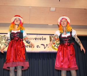 Sie sind die Geheimwaffe eines jeden Auftritts: Eva Wiggert und Tanja Stockburger, die Showgirls aus Bachheim.  Foto: Bächle Foto: Schwarzwälder Bote