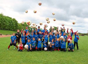 Mit viel Freude bei der Sache: Die 38 Kinder, die das dreitägige Edro Soccercamp besuchten.  Foto: Schwörer Foto: Schwarzwälder-Bote