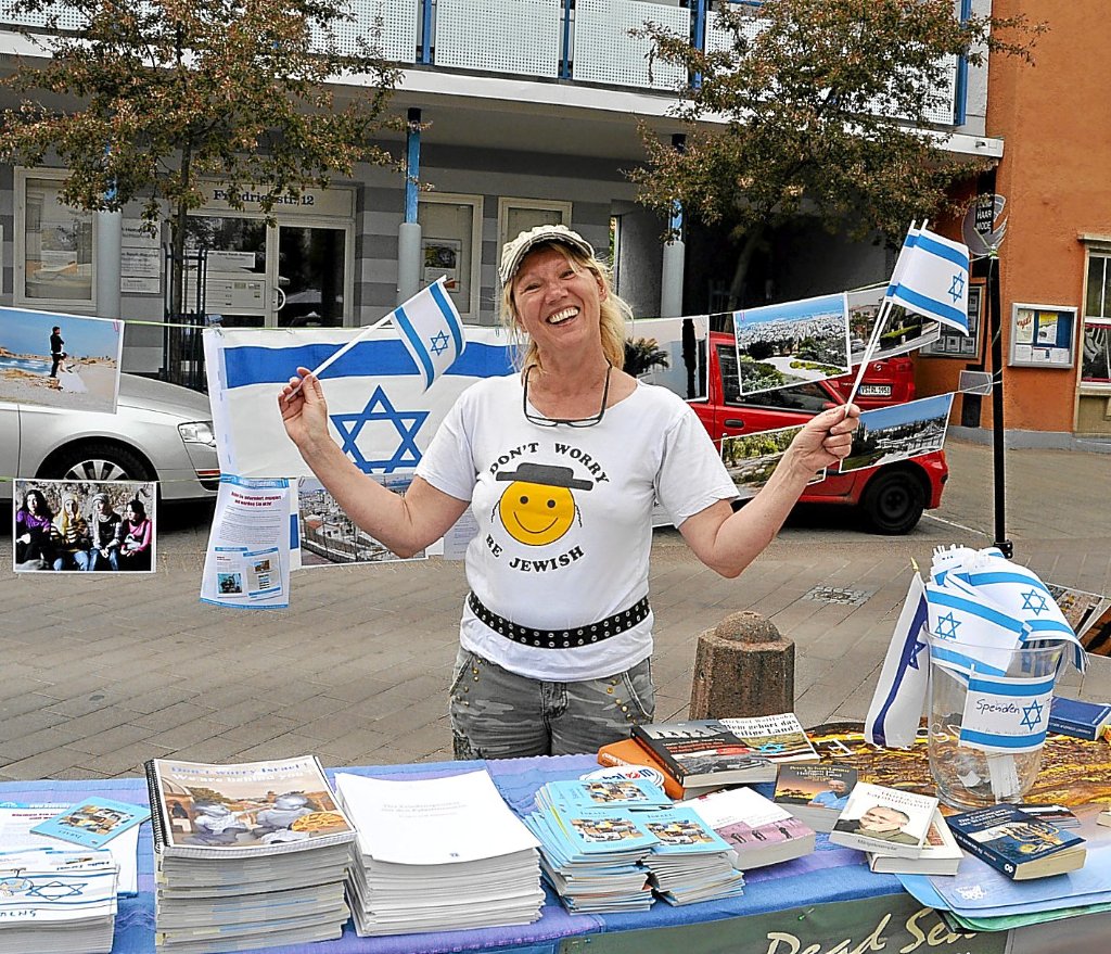 Monika Kunze warb in der Innenstadt um Sympathien für Israel, das vor 63 Jahren seine Unabhängigkeit erlangte.  Foto: Kaletta Foto: Schwarzwälder-Bote