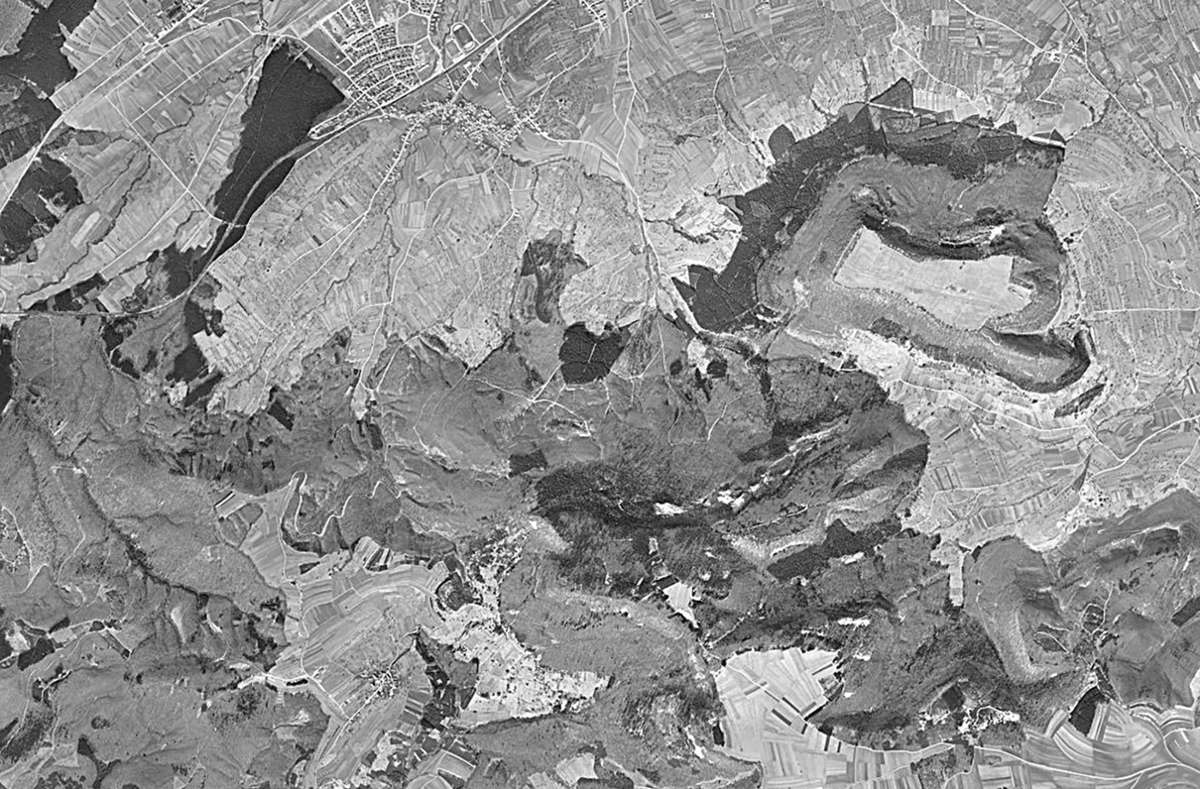 Das Luftbild von 1968 zeigt den ursprünglichen Anblick der Albhochfläche am Hirschberg. Foto: LandesarchivStALEL68IX-17730