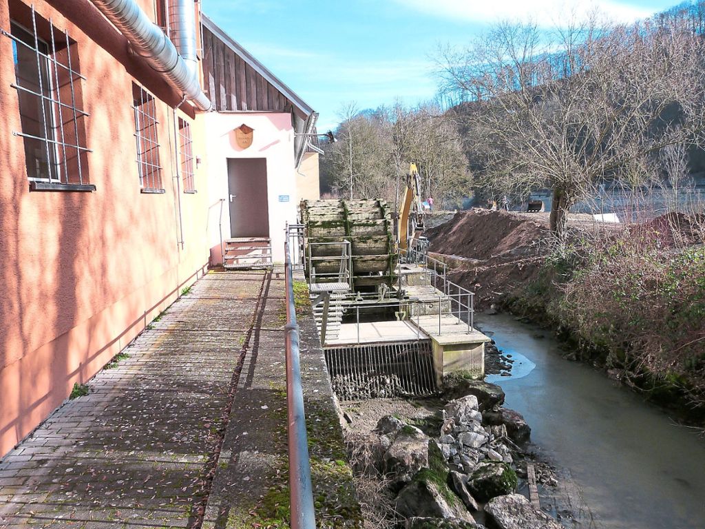 Das Wasserrad am Marmorwerk ist derzeit von einer Baustelle umgeben. An dem Kanal wird eine Wasserkraftanlage mit Lamellenturbine errichtet. Foto: Schülke