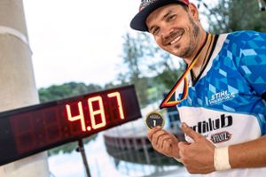 4,87 Sekunden – Sportholzfäller Robert Ebner knackt den Weltrekord. Foto: Mitter