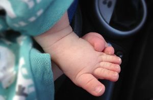 Das sechs Monate alte Baby war im Auto eingeschlossen, nachdem dieses sich selbst verriegelt hatte. (Symbolfoto) Foto: Brooke Becker/Shutterstock