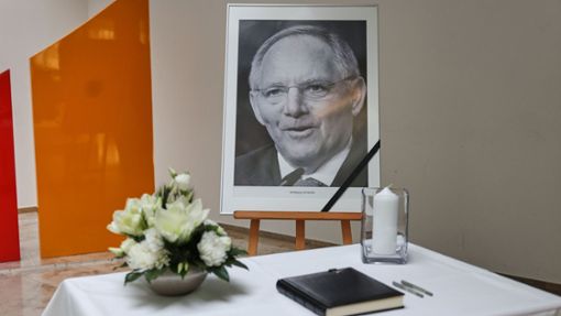 Ein Foto des verstorbenen CDU-Politikers Wolfgang Schäuble und ein Kondolenzbuch liegen im Konrad-Adenauer-Haus in Berlin. Foto: Carstensen