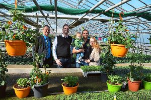Bürgermeister Markus Huber (von links) und Bernd Heinzelmann von der Stadt erfreuen sich an der Blumenpracht von Oliver Grammel und seiner Familie.  Foto: Cools Foto: Schwarzwälder-Bote