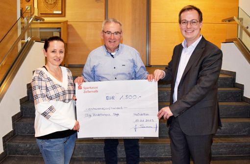 1500 Euro überreichten Bürgermeister Frank Schroft und Personalratsvorsitzende Nadine Geiger an Karl Heinz Koch (Mitte). Foto: Steidle