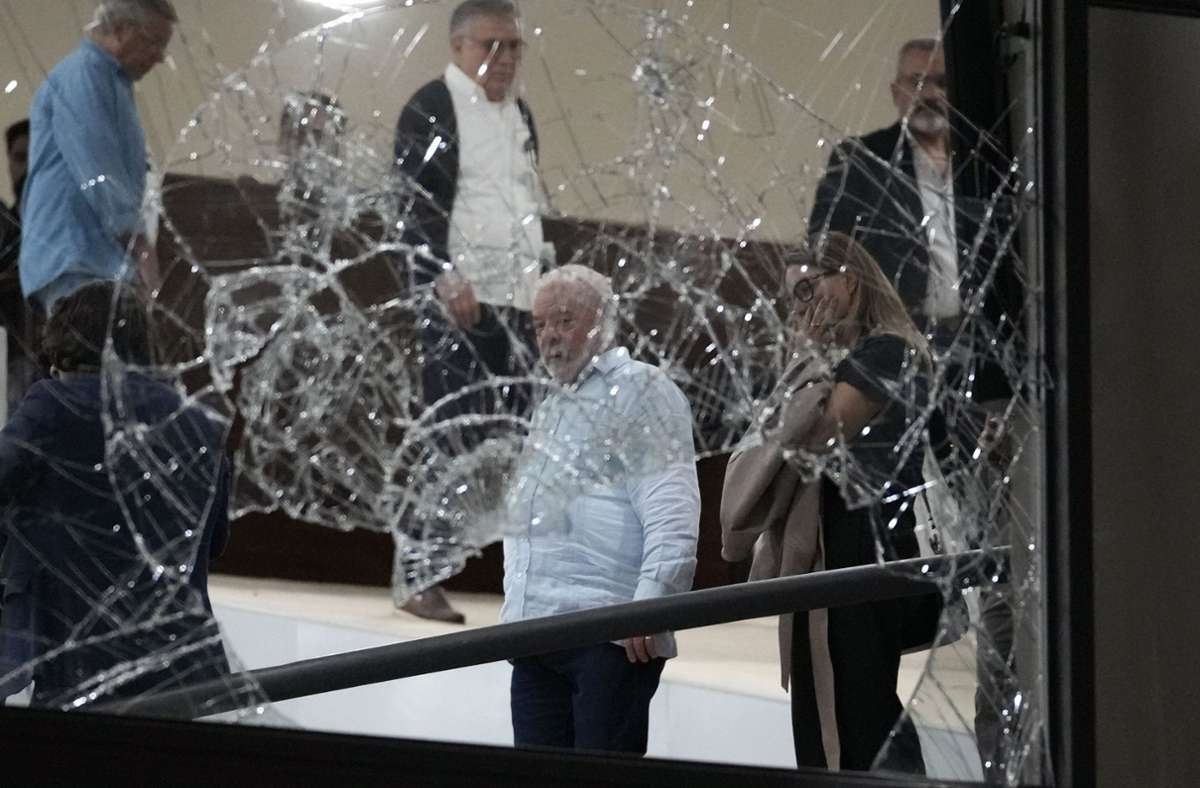 Staatschef Luiz Inácio Lula da Silva besucht seinen beschädigten Amtssitz.
