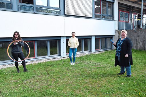 Regina Rauber (Mitte), Lehrerin an der Grundschule Tennenbronn, stößt mit ihrer Idee für einen Spiel- und Sportspaziergang auf offene Ohren bei ihren Kolleginnen Angelika Hermes (links) und Tanja Witkowski. Foto: Sum