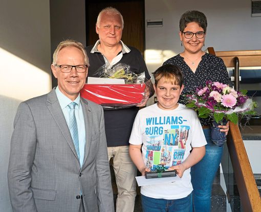 Bürgermeister Jöchle gratuliert Klaus Platz, Lukas und Ronja Krknjak zu ihren Erfolgen bei den Kleintierzüchtern.  Foto: Morlok Foto: Schwarzwälder Bote