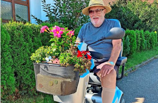 Werner Kurz wie er derzeit leibt und lebt: Mit Blumen und E-Scooter in den Balinger Straßen unterwegs, die Gartenschau stets im Blick. Foto: Dick