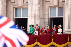 Aufstellen zum „Fly Past“: König Charles, Königin Camilla und die anderen „Working Royals“ auf dem Balkon des Buckingham Palace. Foto: AFP/HENRY NICHOLLS