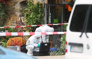 Polizisten der Spurensicherung untersuchen im Oktober 2015 den Heiligenhof bei Deißlingen zu dem schrecklichen Tatgeschehen. Foto: Eich