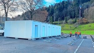 Das Landratsamt hat mit dem Aufbau begonnen: Die ersten Container der neuen Flüchtlingsanlage auf dem Parkplatz „Wiesengrund“ in Seelbach stehen bereits. Foto: Landratsamt