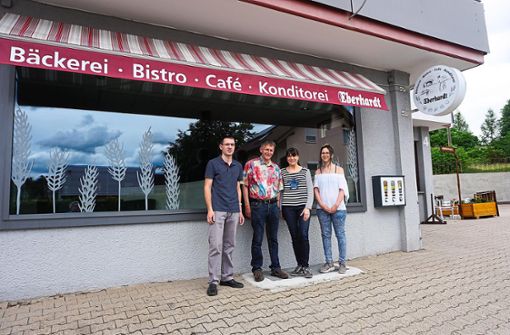 Sven (von links), Manfred, Petra und Alina Eberhardt freuen sich auf die Neueröffnung ihres Betriebes am 15. Juni. Foto: Krokauer