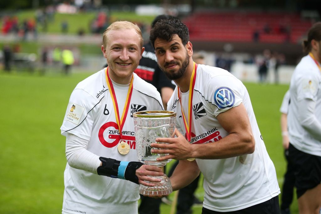 Tevfik Ceylan (rechts) feierte mit dem FC 08  viele Erfolge. Hier freut er sich zusammen mit Daniel Wehrle im Jahr 2019 über den SBFV-Pokalsieg.  Foto: Marc Eich