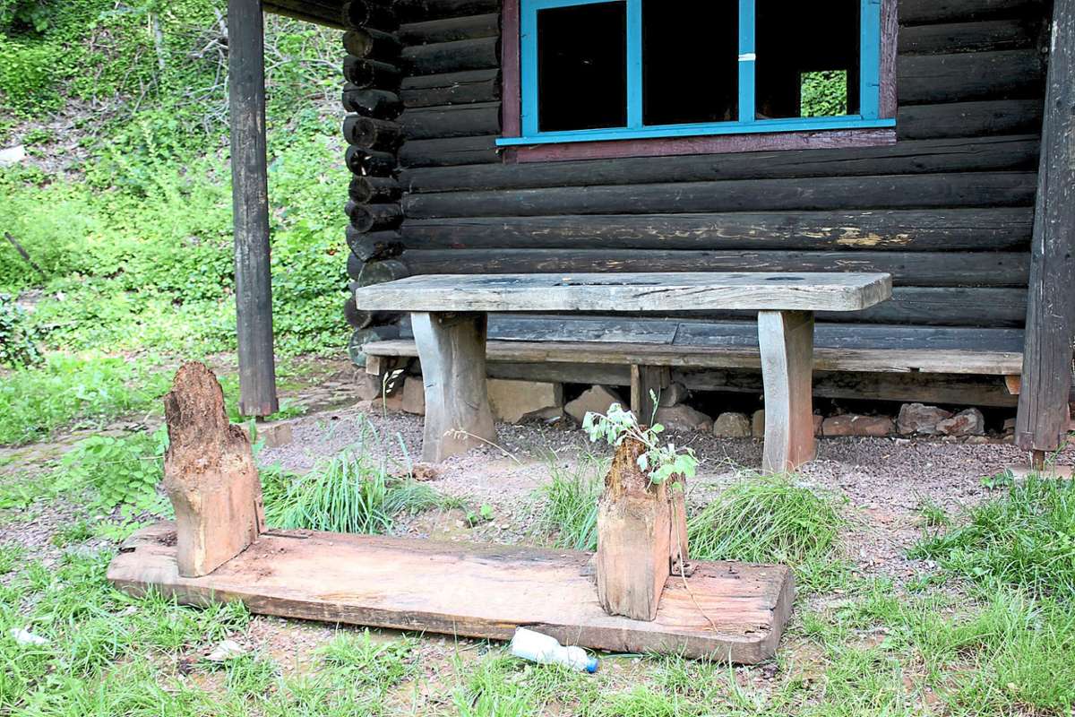 Zerstörte Sitzbank an der Hütte am Kahlenberg. Foto: Mutz