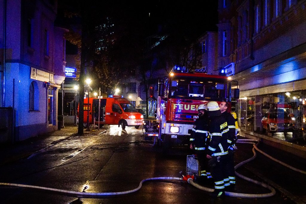 In der Göppinger Innenstadt ist in der Nacht auf Samstag ein Feuer in einem chemischen Reinigungsbetrieb ausgebrochen.