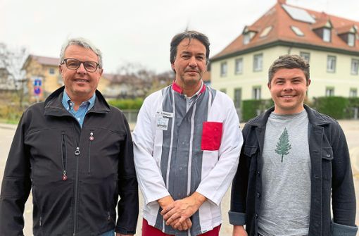 Haben den Metzger-Wechsel im Burgheimer Netto eingetütet: Martin Lehmann (Mitte), Thomas (links) und Sebastian Winterhalter. Foto: Bender