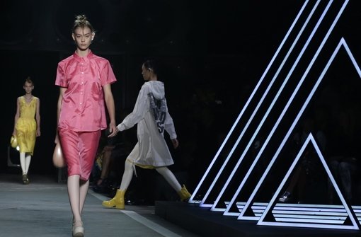 Marc Jacobs ließ seine Models auf der New York Fashion Week in einer Art Schulmädchen-Look über den Laufsteg laufen. Foto: dpa