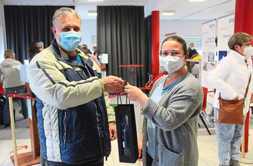 Rainer Mink von der Firma Dinies bedankt sich bei Eva Aichelmann von der Firma Scheidel, die den Mitarbeitern der umliegenden Firmen ein Impfangebot gemacht hat. Foto: Schmidt