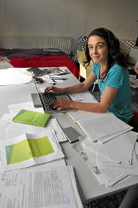 Silke Scheuermann braucht einen vollen Arbeitstisch. An einem solchen ist  die Leselenz-Stipendiatin im Hausacher Molerhiisli beim Schreiben des aktuellen Romans gut vorangekommen.  Foto: Möller